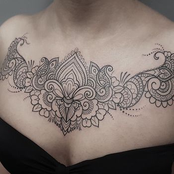 Татуировка женская орнаментал на ключицах и груди узор
