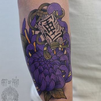 Татуировка мужская япония на предплечье фиолетовая хризантема
