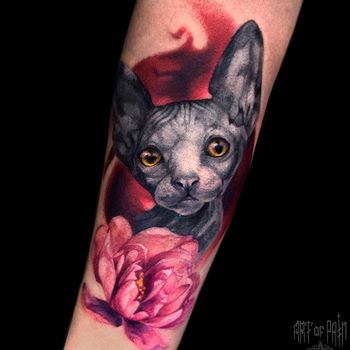 Татуировка женская реализм на предплечье котик и цветок