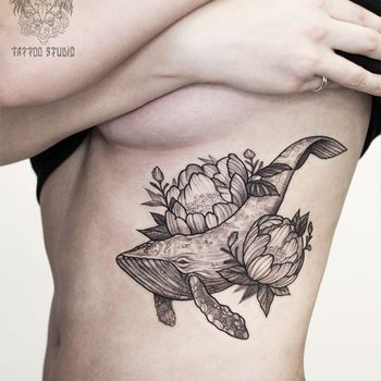Татуировка женская графика на боку кит и цветы