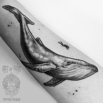 Татуировка женская дотворк на предплечье кит