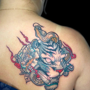 Татуировка женская япония на лопатке тигр и змея