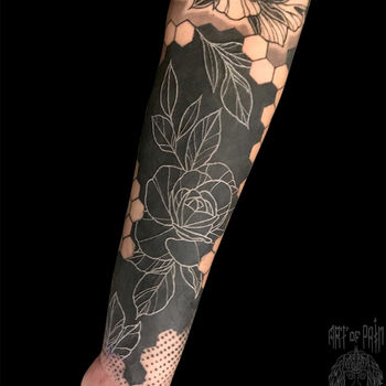 Татуировка женская графика-рукав на предплечье цветы