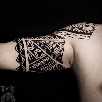 Татуировка мужская полинезия на плече и бицепсе узор