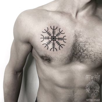 Татуировка мужская графика на груди кельтский узор