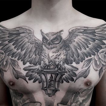 Татуировка мужская графика на груди сова с фонарем в лапах
