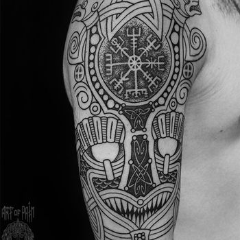 Татуировка мужская полинезия и орнаментал на плече маска