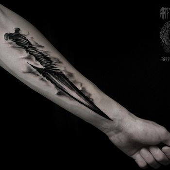 Татуировка мужская black&grey на предплечье оружие - нож