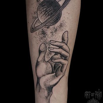 Татуировка мужская дотворк на предплечье планета Сатурн