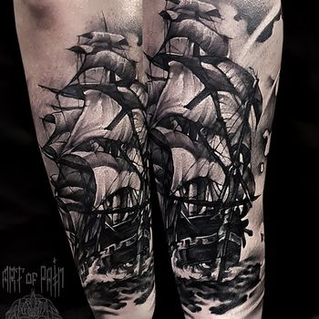 Татуировка мужская black&grey на предплечье корабль
