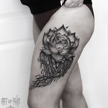 Татуировка женская графика на бедре лотос