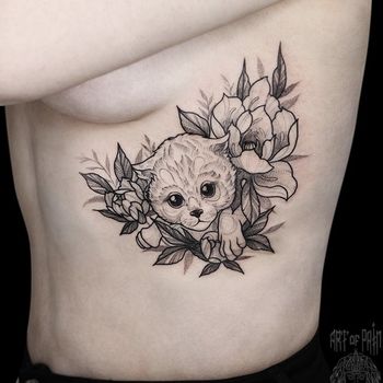 Татуировка женская графика на боку котенок в цветах