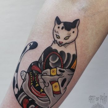 Татуировка женская япония на предплечье кот и маска Хання