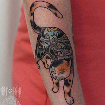 Татуировка женская япония на предплечье котик и дракон