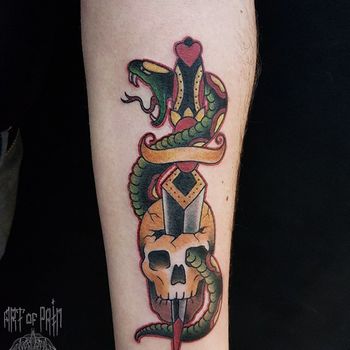 Татуировка мужская нью скул на предплечье змея