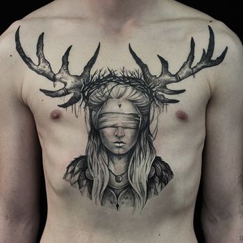 Татуировка мужская графика на груди девушка с рогами