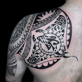 Татуировка мужская полинезия на лопатке скат и орнамент