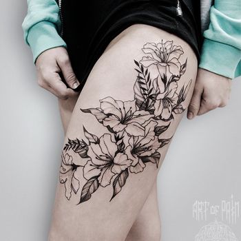 Татуировка женская графика на бедре лилия