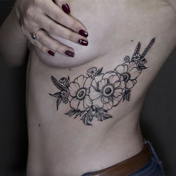 Татуировка женская графика на ребрах цветы