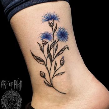 Татуировка женская графика на щиколотке полевые цветы