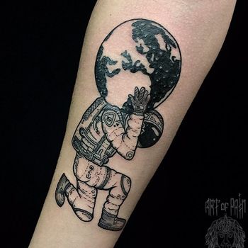 Татуировка женская графика на предплечье космонавт и планета