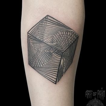 Татуировка мужская black&grey на предплечье куб