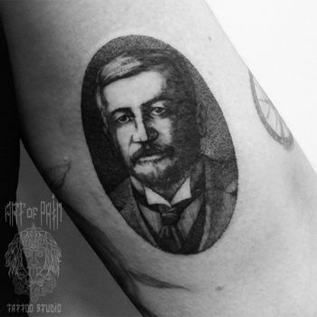 Татуировка мужская графика на плече Александр Куприн