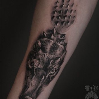 Татуировка женская графика на предплечье крокодил