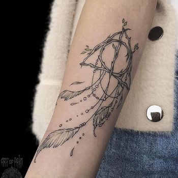 Татуировка женская графика на предплечье ловец снов из веток
