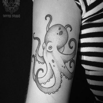 Татуировка женская дотворк на бицепсе осьминог