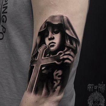 Татуировка мужская реализм на плече девушка и крест