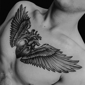Татуировка мужская графика на груди сердце и крылья