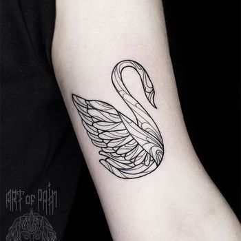 Татуировка женская графика на руке лебедь