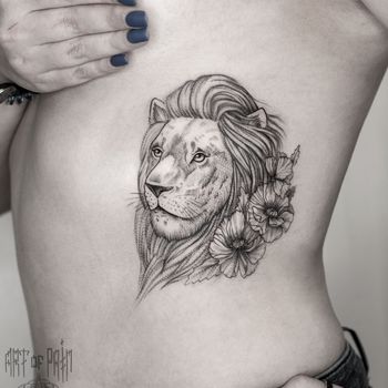 Татуировка женская графика на боку лев и цветы