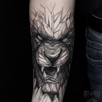 Татуировка мужская графика на предплечье морда льва