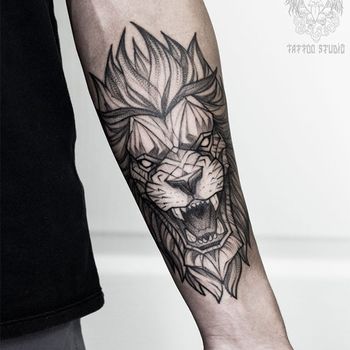 Татуировка мужская графика на предплечье лев с оскалом