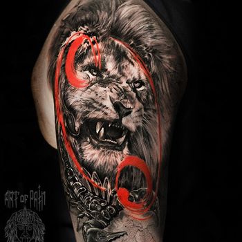 Татуировка мужская реализм на плече лев и скорпион
