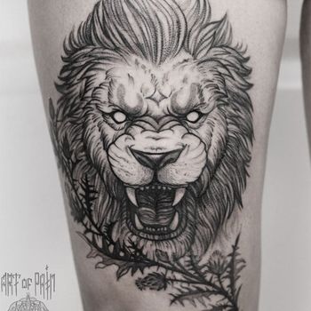 Татуировка женская графика на бедре лев и чертополох