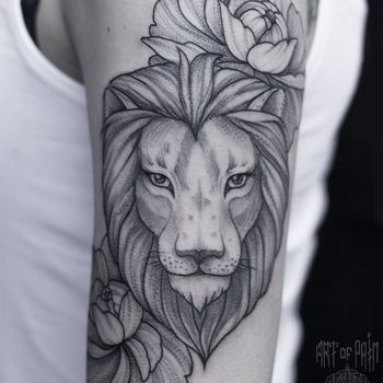 Татуировка женская графика на плече лев в пионах