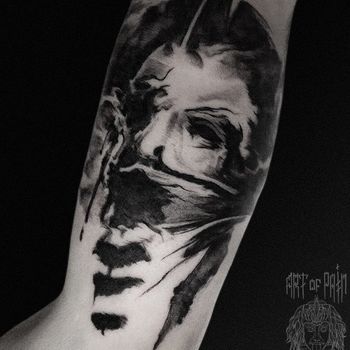 Татуировка мужская хоррор на руке девушка