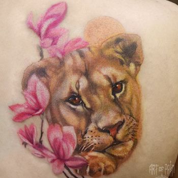 Татуировка женская реализм на лопатке львенок
