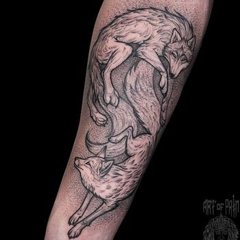 Татуировка мужская графика на предплечье волк и лиса
