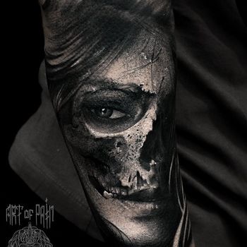 Татуировка мужская black&grey на предплечье девушка и череп