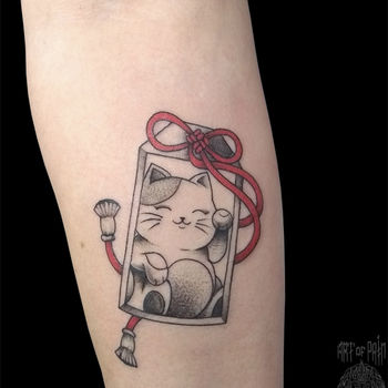 Татуировка женская графика на предплечье японский котик