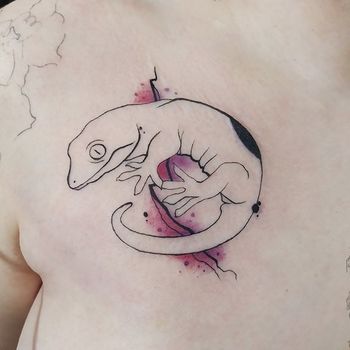 Татуировка женская графика на груди ящерица