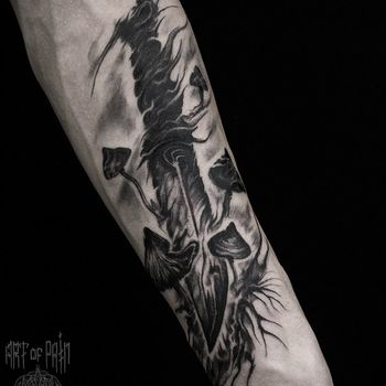 Татуировка мужская хоррор на предплечье нож и грибы