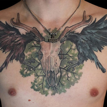 Татуировка мужская нью скул на груди череп и вороны