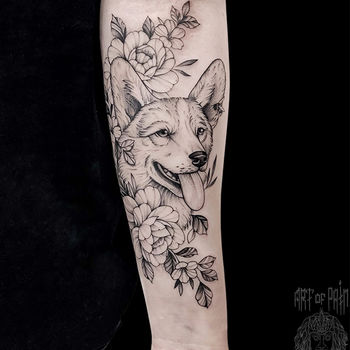 Татуировка женская графика на предплечье собака и цветы