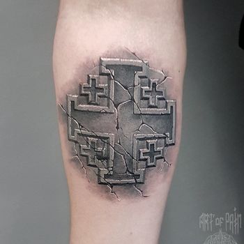 Татуировка мужская реализм на предплечье крест