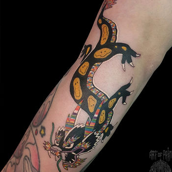 Татуировка женская графика на руке дракон